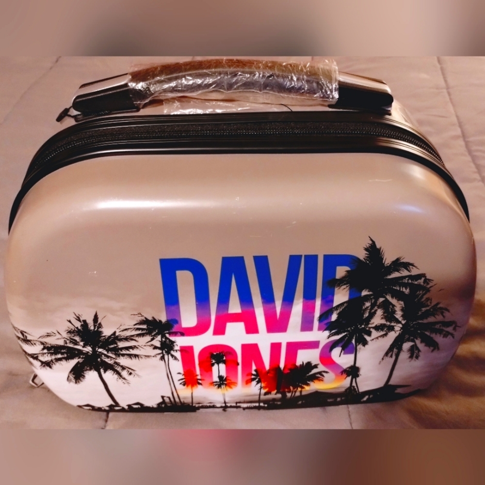 New David Jones Torka Cosmetic Toiletries Hard Shell Carry On Travel Case.